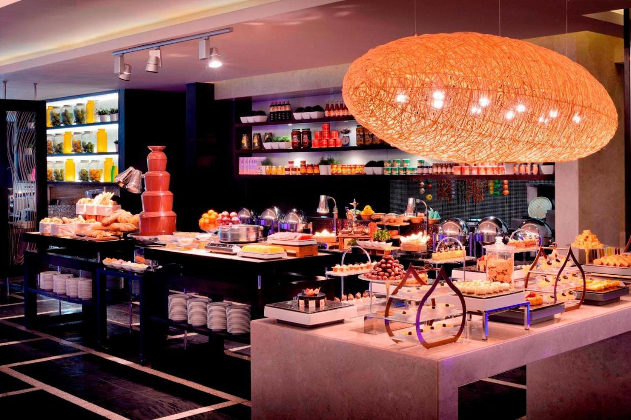 迪拜阿尔贾达法万豪酒店 外观 照片 The buffet at the restaurant