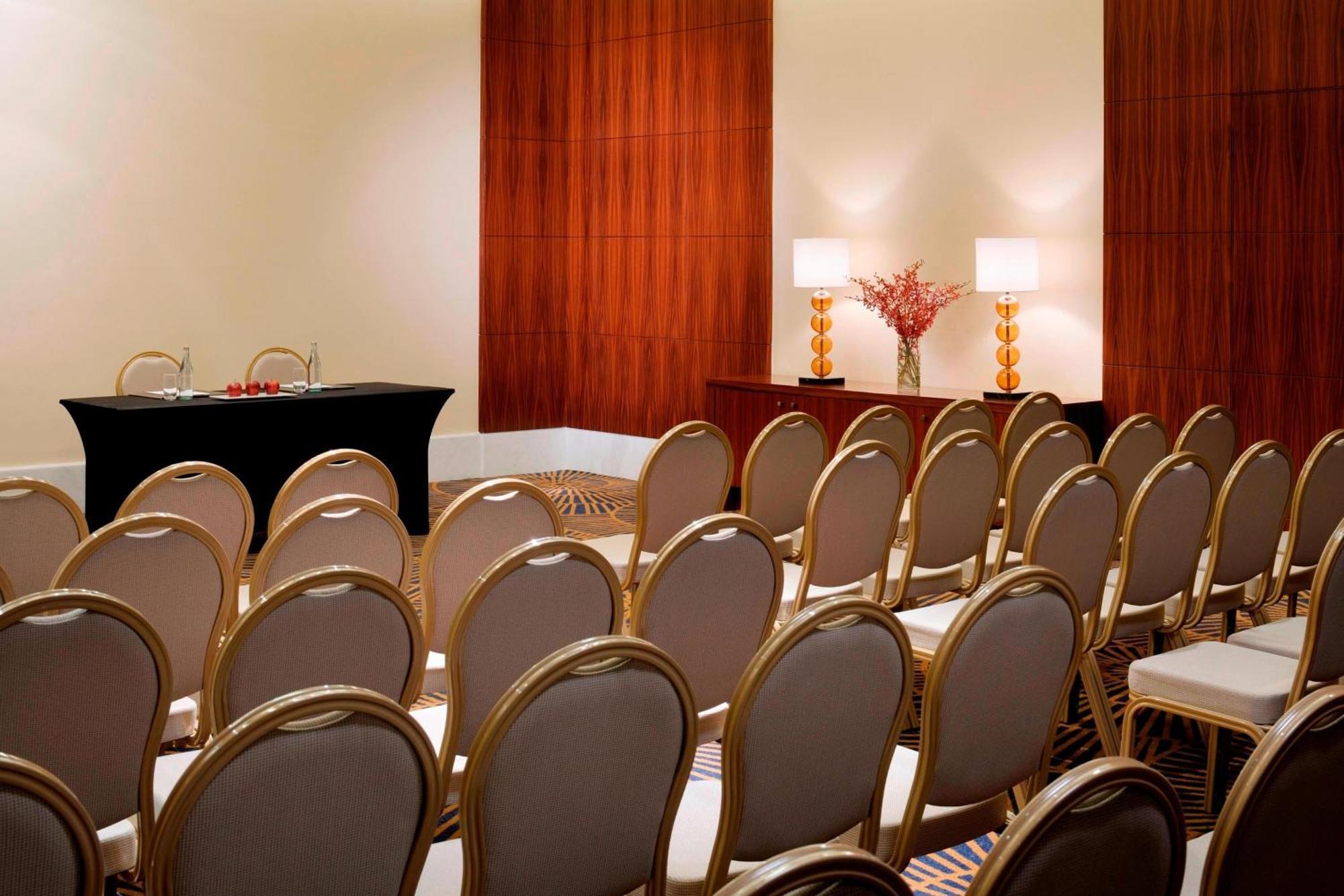 迪拜阿尔贾达法万豪酒店 外观 照片 A meeting room at the Four Seasons Hotel in Washington, D.C.