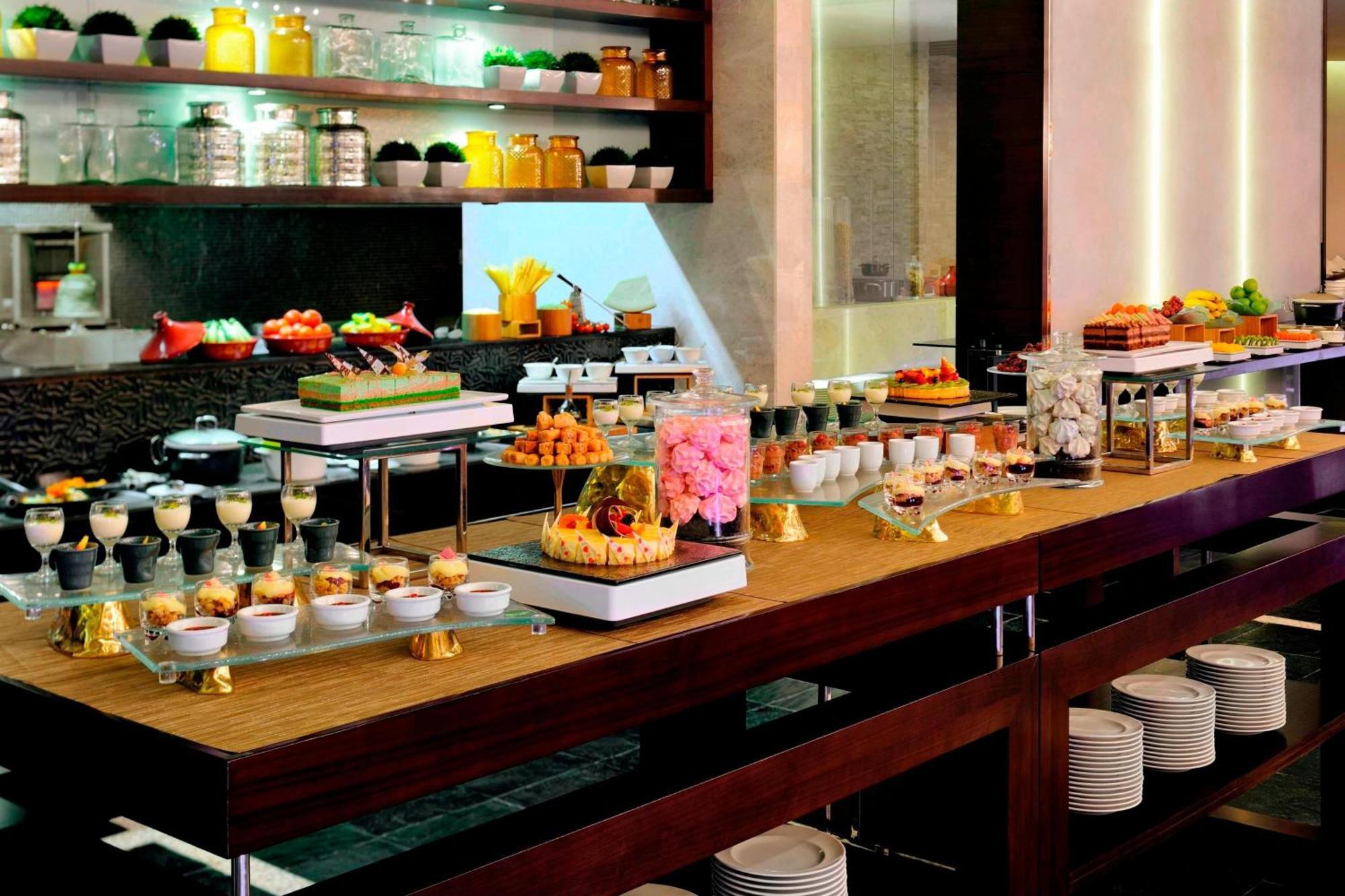 迪拜阿尔贾达法万豪酒店 外观 照片 A dessert buffet