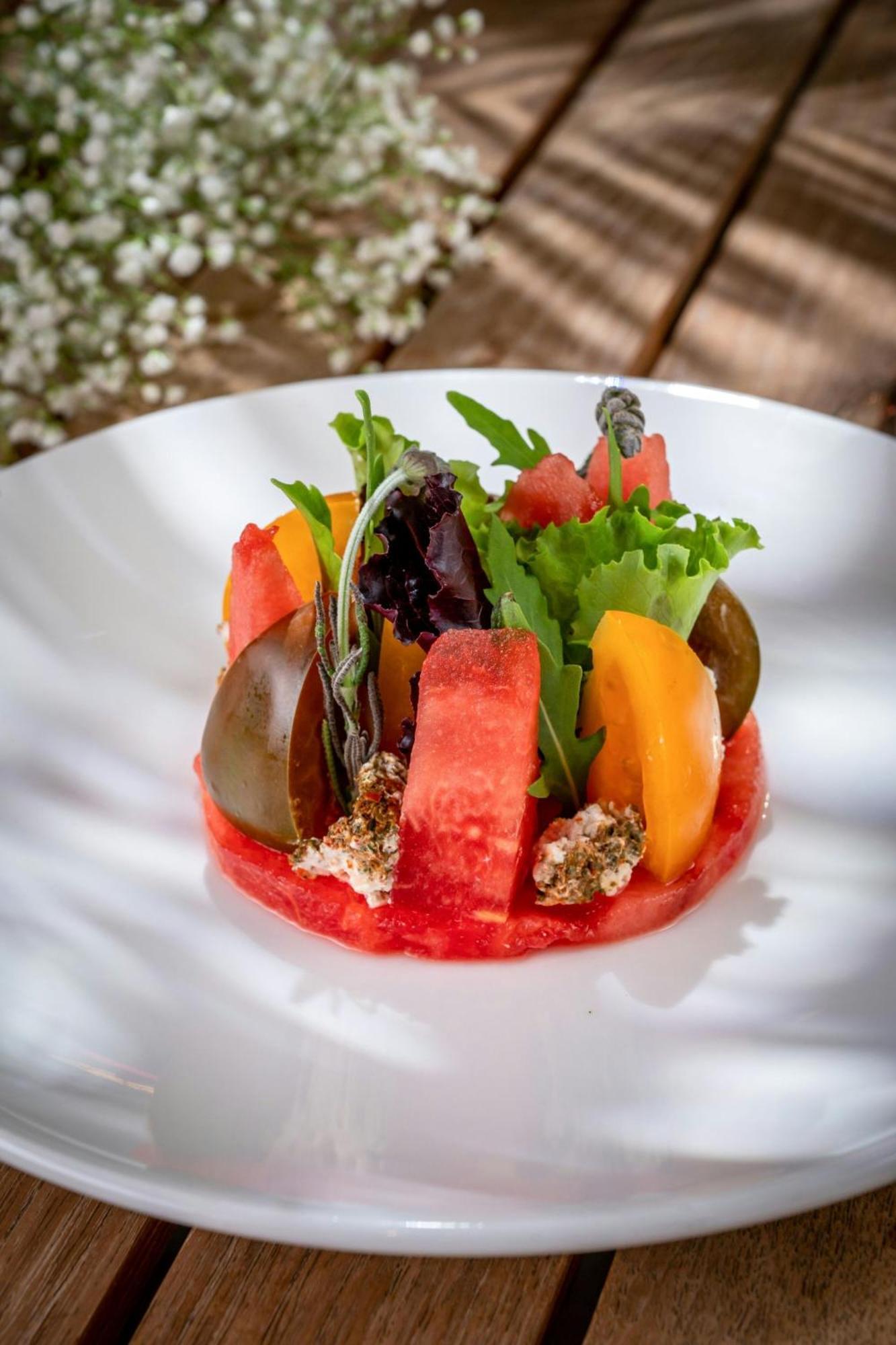 迪拜阿尔贾达法万豪酒店 外观 照片 Watermelon salad