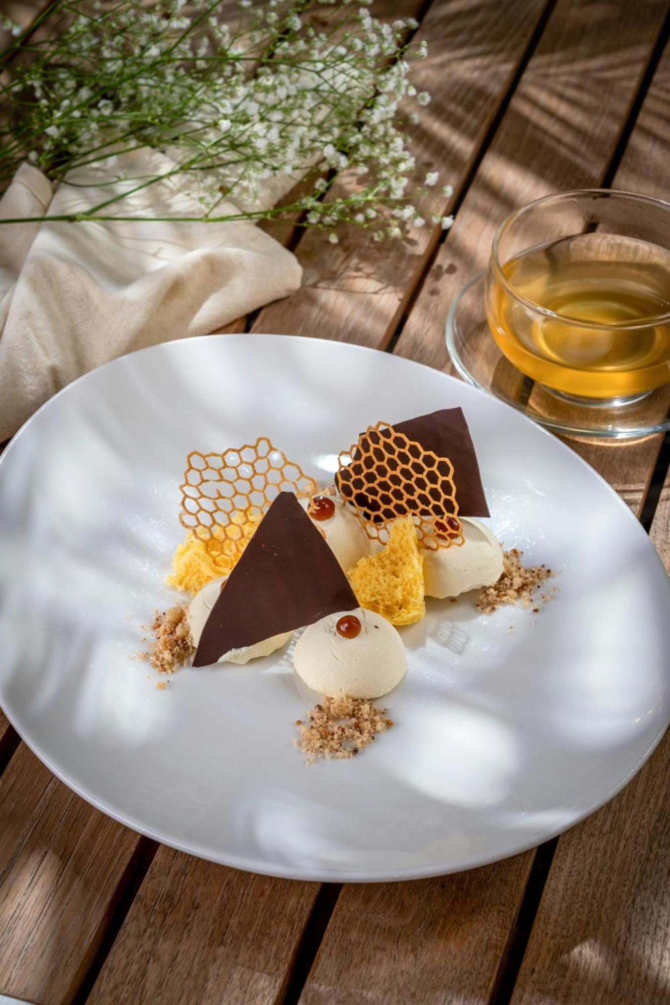 迪拜阿尔贾达法万豪酒店 外观 照片 Chocolate and honey dessert