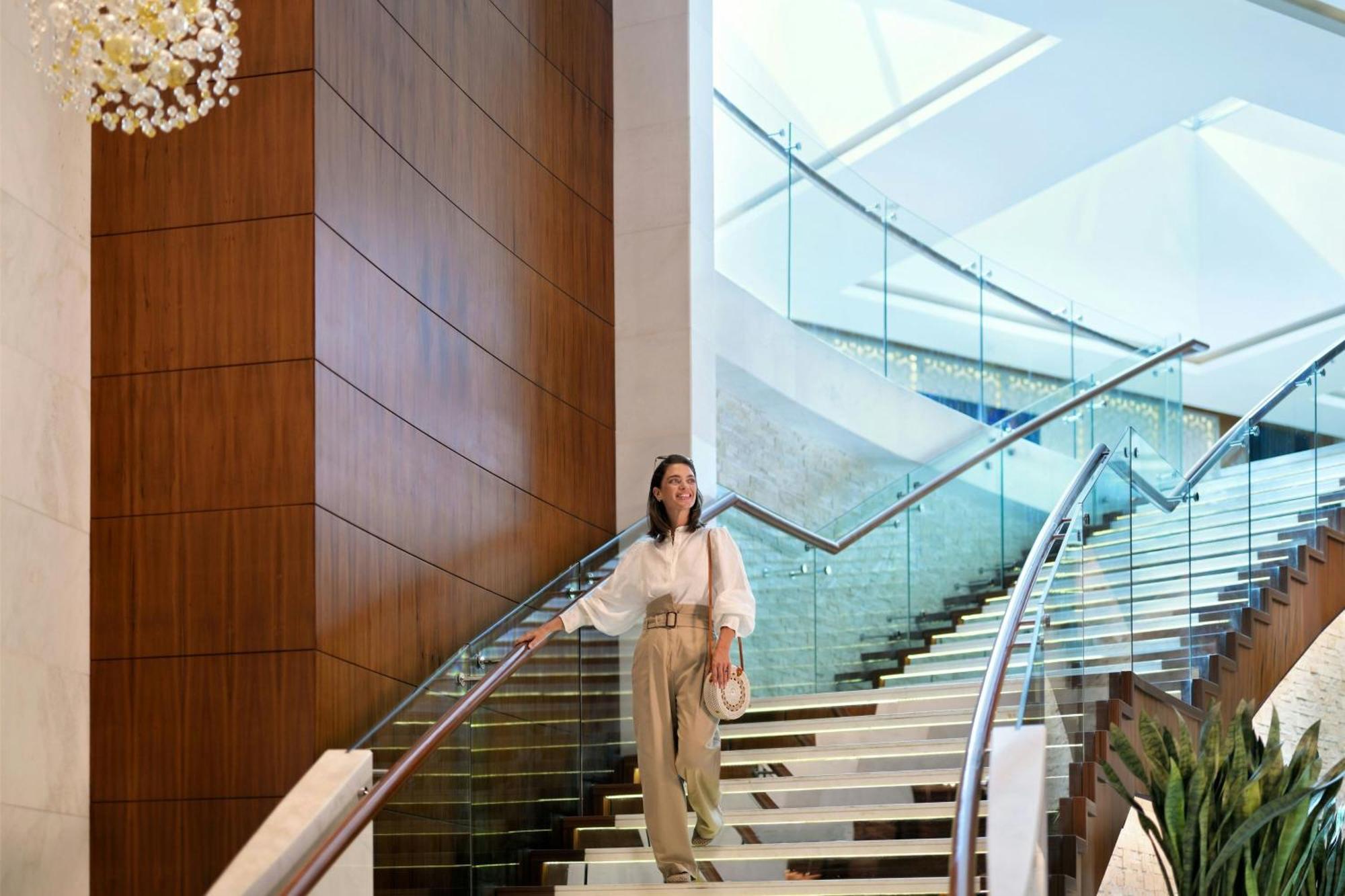 迪拜阿尔贾达法万豪酒店 外观 照片 The staircase at the lobby